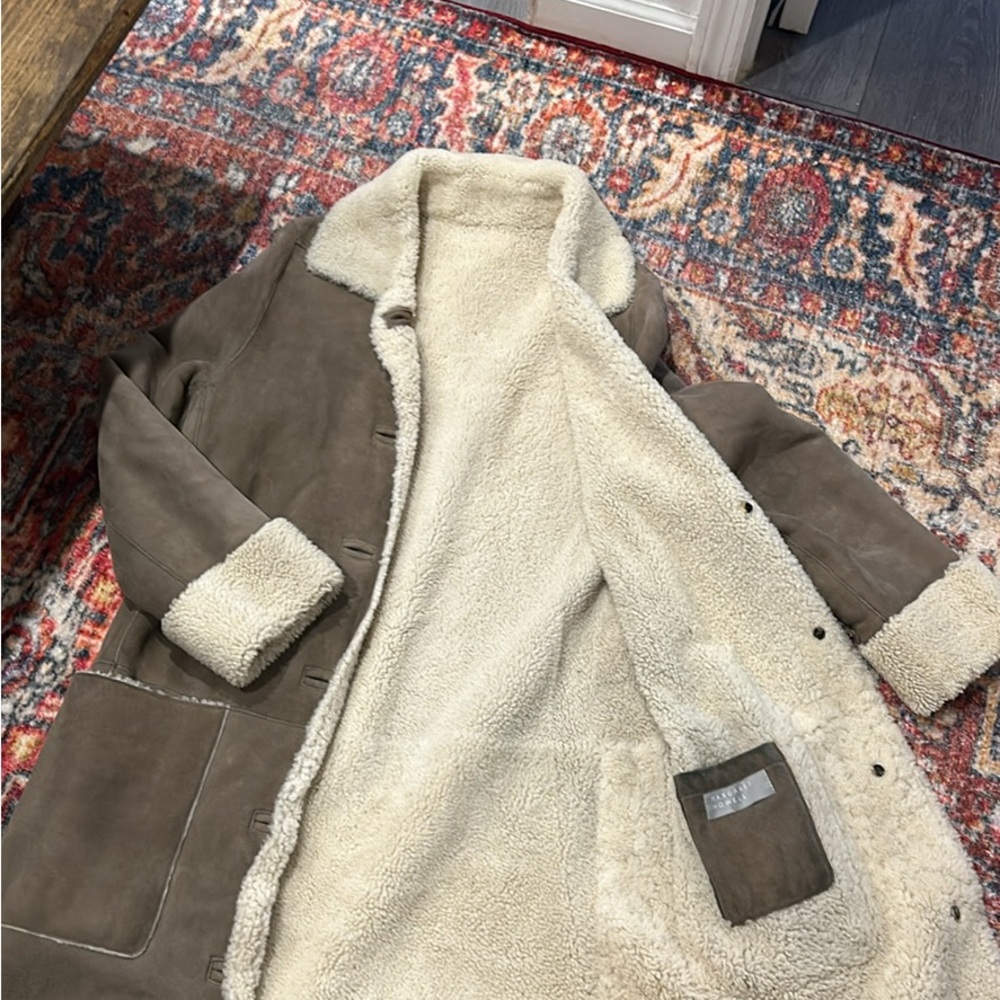Margaret Howell 100% sheep skin. Women’s long coat.
Size 8, Medium.